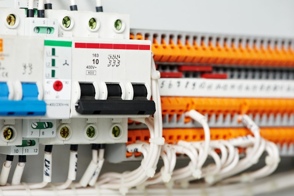 What are the characteristics that an electrical panel should have?
