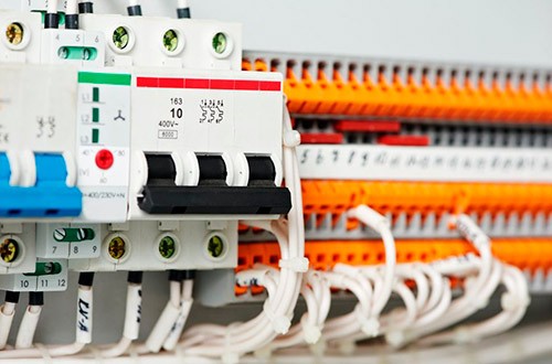 What are the characteristics that an electrical panel should have?